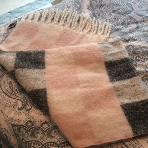 NWT Pink & Gray Checkered Blanket Scarf